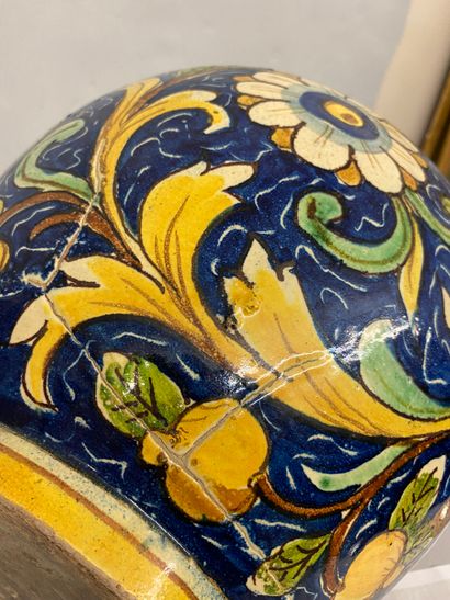 null Style de Venise
Grand vase boule en faïence décoré de deux personnages dans...