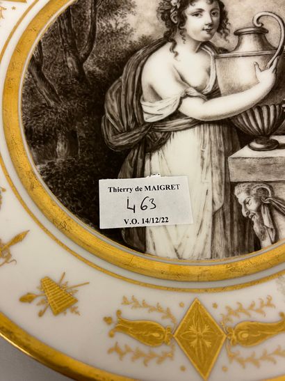 null PARIS
Belle assiette en porcelaine décorée au centre d'une scène en grisaille...