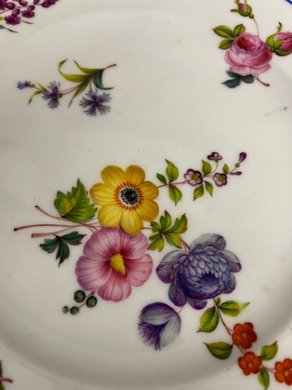 null Rihouet à PARIS
Assiette en porcelaine décorée de fleurs polychrome.
Marque...
