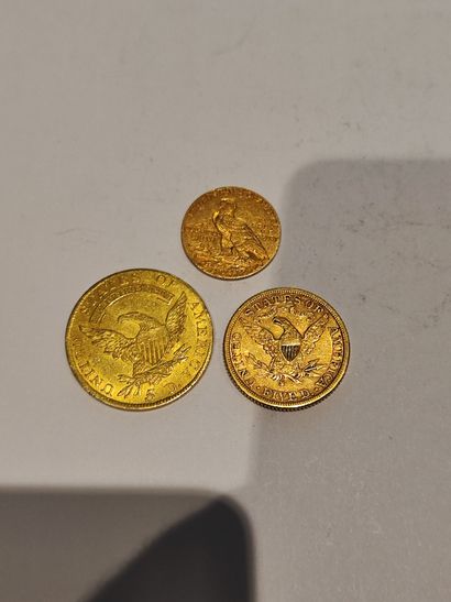 null Lot de 3 pièces en or comprenant :
1 pièce de 5 Dollars or Liberty datée 1810....
