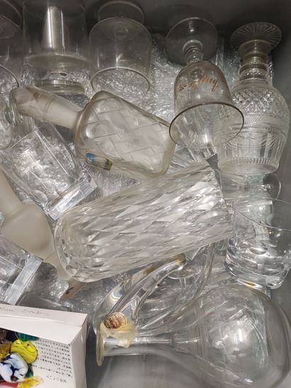 null Lot de verrerie diverse dont cristal de Sèvres : carafes, verres (dont écla...