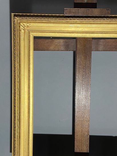 null Cadre en bois et stuc doré décor de canaux, Epoque XIXe
58 x 68 x 12 cm 
(vendu...