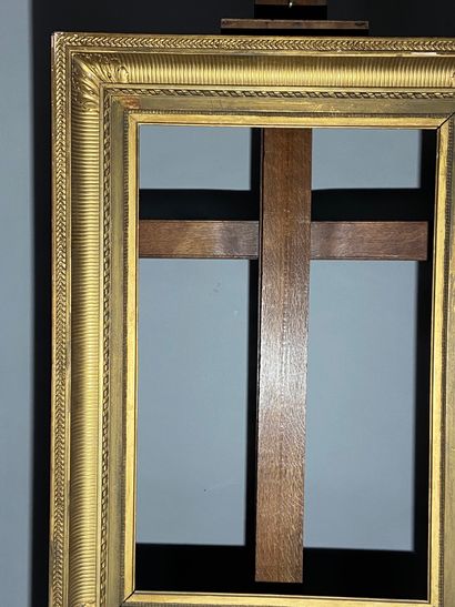 null Cadre en bois et stuc doré dit à canaux, XIXe
80 x 50 x 14 cm 
(accidents)
(vendu...