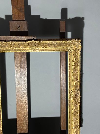 null Cadre en bois et stuc doré à décor à la Bérain, style Louis XIV
47,5 x 63 x...