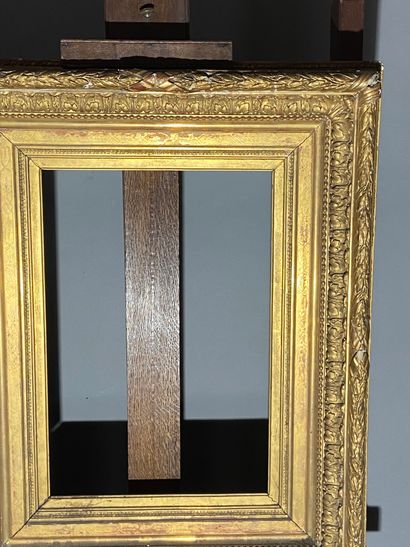 null Cadre en bois et stuc doré dit "Barbizon"
51 x 34,5 x 14 cm 
(vendu en l'ét...