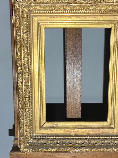 null Cadre en bois et stuc doré dit "Barbizon"
51 x 34,5 x 14 cm 
(vendu en l'ét...