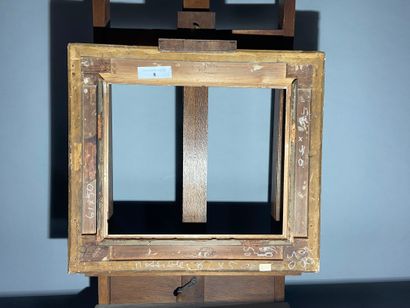 null Cadre en bois et stuc doré à décor rocaille , XIXe
48 x 57 x 11 cm 
(accidents)
(vendu...