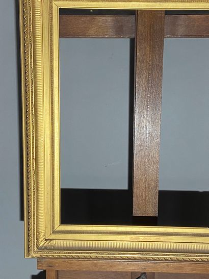 null Cadre en bois et stuc doré décor de canaux, Epoque XIXe
58 x 68 x 12 cm 
(vendu...