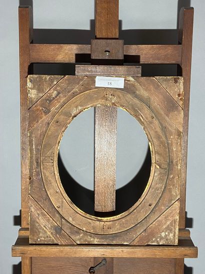 null Cadre en bois et stuc patiné et doré à vue ovale, XIXe
36,5 x 44,5 x 10 cm 
(vendu...