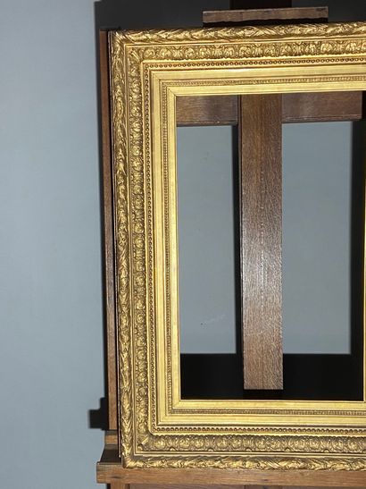 null Cadre en bois et stuc doré dit "Barbizon"
64 x 38,5 x 12,5 cm 
(vendu en l'...