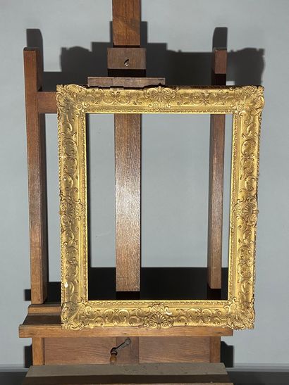 null Cadre en bois et stuc doré à décor à la Bérain, style Louis XIV
47,5 x 63 x...