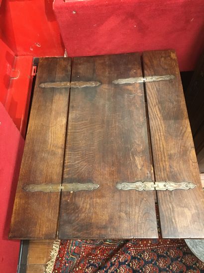 null Table d’appoint,XIXème siècle,En bois naturel, le plateau à deux abattants retenus...