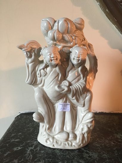 null CHINE. Verseuse en porcelaine émaillée en blanc, décor de deux figures (H :...