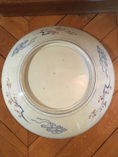 null JAPON, vers 1900, plat en porcelaine décor dans la palette Imari de trois reserves,à...