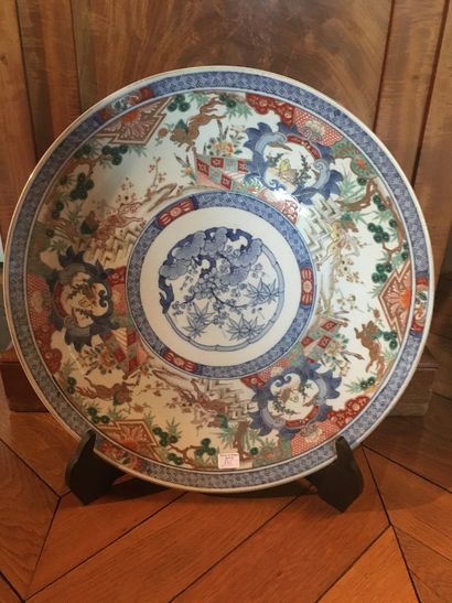 JAPON, vers 1900, plat en porcelaine décor...
