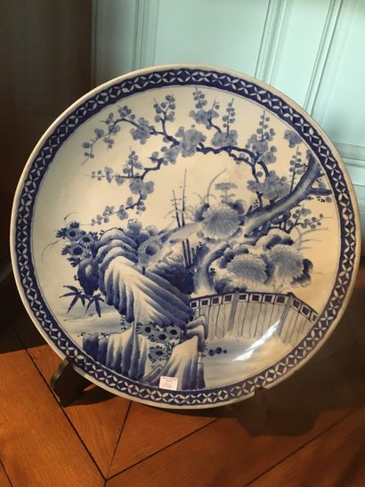 null JAPON, vers 1900, plat en porcelaine décor en bleu de rochers, de paysage avec...