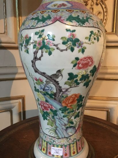 null CHINE. Vase en porcelaine, décor en émaux de la famille verte, de rochers percés...
