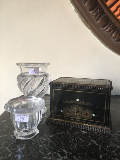 null Lot : coffret Napoléon III en bois noirci et laiton contenant 3 flacons, vase...