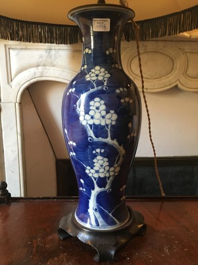 CHINE. Vase en porcelaine à fond bleu décor...