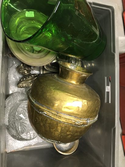 null 1 caisse dont cuivres, pièces de forme métal argenté, grand vase en verre vert...