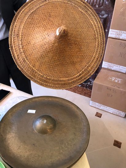 null Metal gong (Diam: 43 cm) and braided rush hat, Asian work