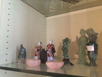 ASIE. Lot : Couple de Japonnais en porcelaine,...