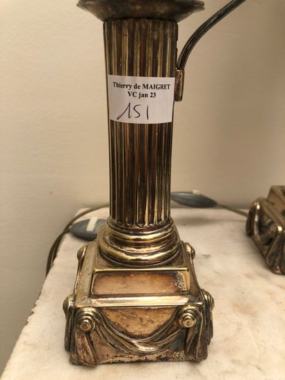 null Paire de bougeoirs de style Louis XVI,XIXème siècle,En bronze argenté à fût...