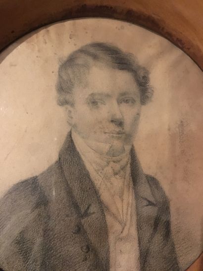 null Ecole du XIXe, Portrait de jeune homme en tondo, crayon et fusain, D : 15 cm...
