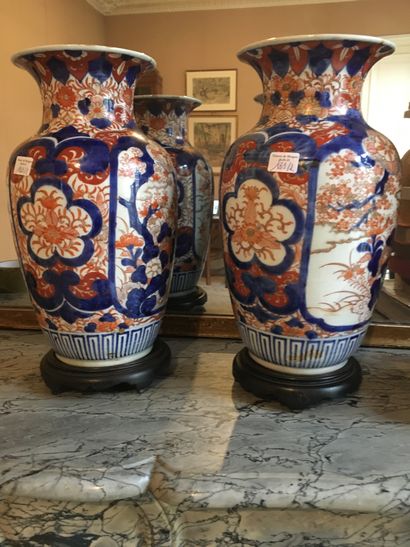 JAPON, vers 1900, Paire de vases en porcelaine...
