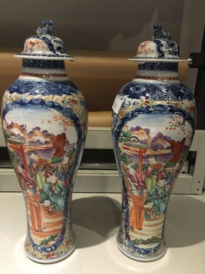 null PAIRE DE VASES COUVERTS EN PORCELAINE BLEU BLANC ET DE LA FAMILLE ROSE CHINE,...