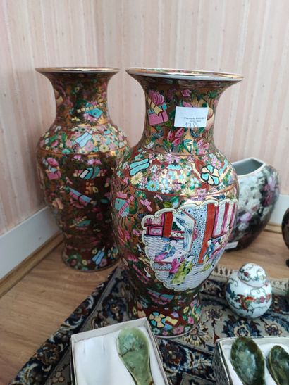 null Chine moderne paire de vases balustres dans le goût de Canton, on y joint un...