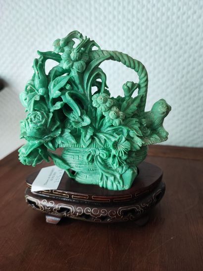 null Chine. - Panier fleuri - Groupe en turquoise sculptée H 11 cm et on y joint...