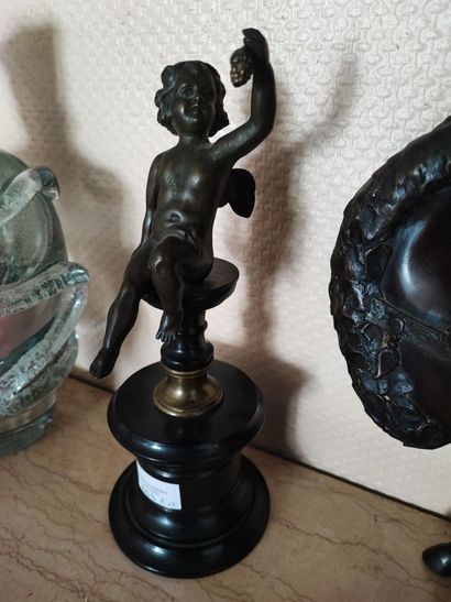 null Vendangeur - Groupe et bronze et granit noir dans le style XIXe siècle. Haut....