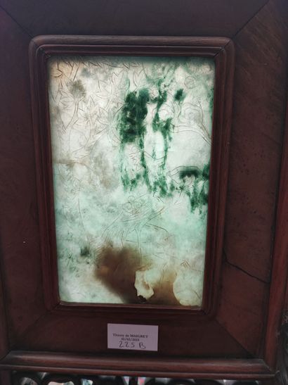 null Chine. Ecran de lettre en jade gravée à décor d'un phénix et paysage, accidents...