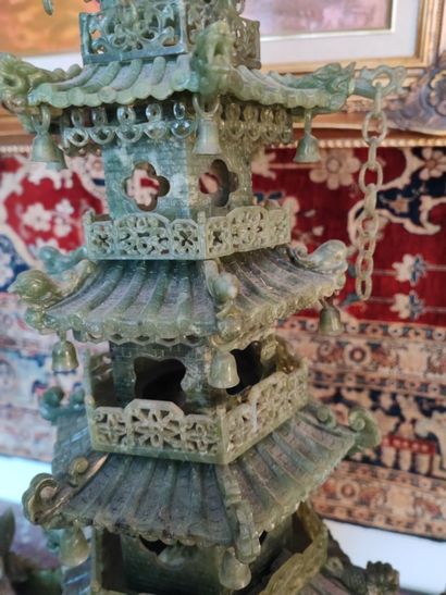 null Chine. Pagode en jadéite sculptée sur une base en bois. - XXe siècle. Haut....