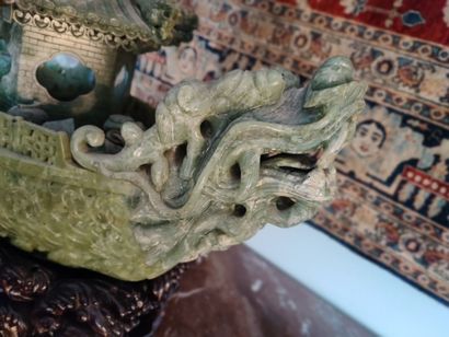 null Chine. Pagode en jadéite sculptée sur une base en bois. - XXe siècle. Haut....