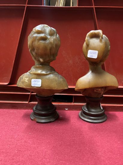 null Trois bustes en cire sur socle en bois, l'un figurant probablement Marie-Louise...