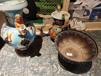 null Lot , coupe en métal, coupe en porcelaine de Canton, barbotine, vases. (accidents)...