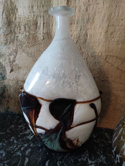 null Jean Claude NOVARO. 2006 - 1 vase gourde en verre à décor en application blanc...