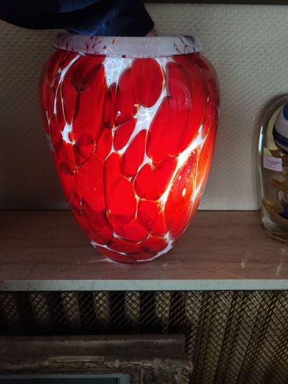 null Jean Claude NOVARO - Grand vase ovoïde en verre marbré orange et rouge, signé...