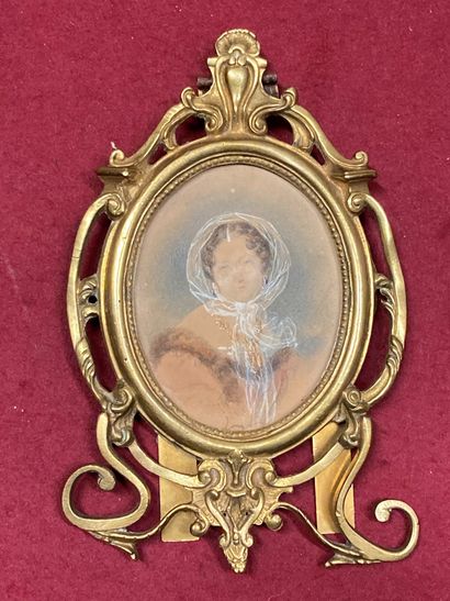 null Miniatures ovale représentant un portrait de femme un voile blanc sur les cheveux,...