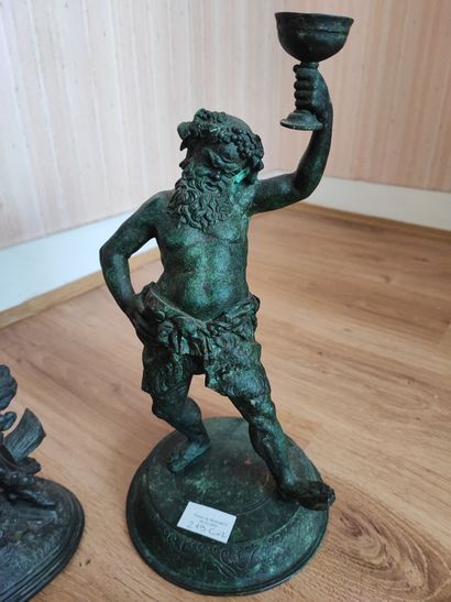 null Jeune vendangeur assis en régule H 26 cm , Bacchus dansant en bronze. Haut....