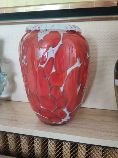null Jean Claude NOVARO - Grand vase ovoïde en verre marbré orange et rouge, signé...