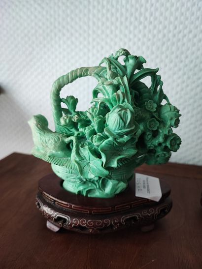 null Chine. - Panier fleuri - Groupe en turquoise sculptée H 11 cm et on y joint...