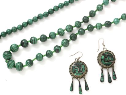 null Lot en métal argenté et malachite, composé de 2 colliers et d’une paire de pendants...