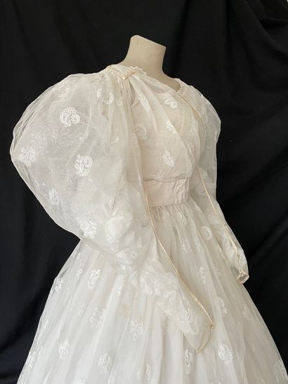 null Robe de bal ou de mariée, France, vers 1837, époque Romantique. 
Robe en tulle,...