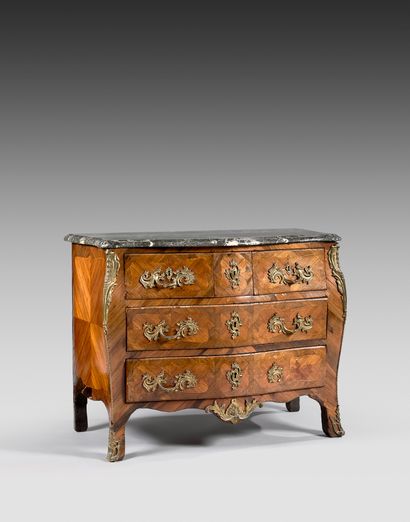 null Commode marquetée en quartefeuilles de bois de rose dans des encadrements de...