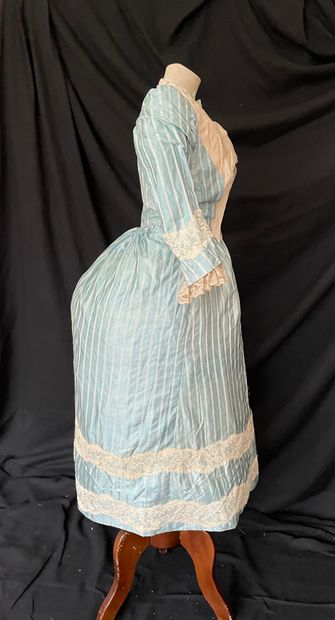 null Turquoise blue striped silk and linen day dress, circa 1890.
Pointed bodice...