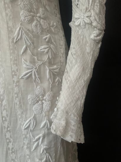 null Robe d'après-midi brodée blanche, vers 1905.
Robe ligne princesse à manches...