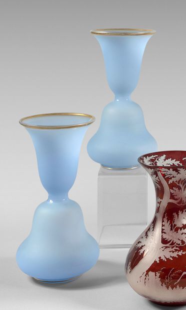 Paire de vases en verre opalin bleuté dépoli...